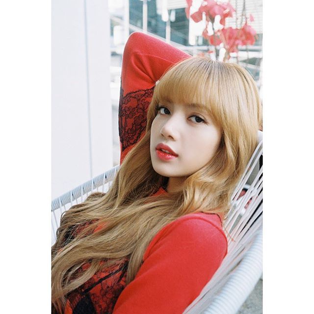 black pink成员Lisa,blackpink成员lisa 组图:blackpink成员lisa登封面 金发芭比香肩诱人