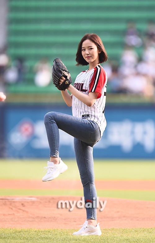 组图:王大陆绯闻女友姜汉娜亮相 短发干练奋力开球