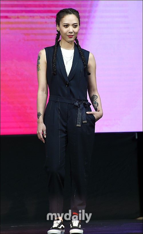 组图:韩星尹美莱发新专辑 老公Tiger JK到场支持