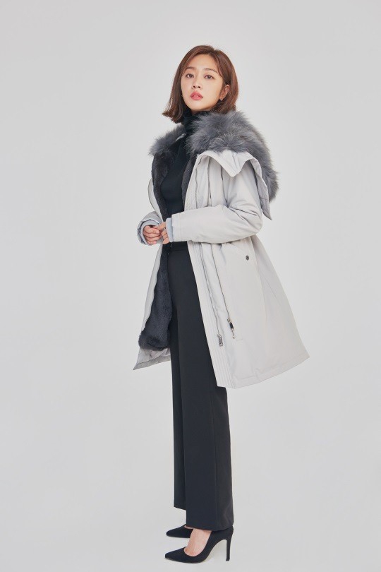 组图:韩星赵宝儿拍冬装宣传照 穿皮草大衣捂严实