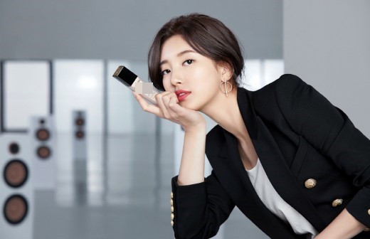 组图：秀智拍春季美妆写真 黑白造型干练红唇气场强
