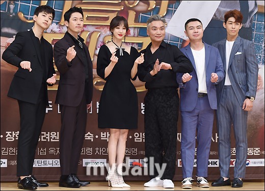 组图:张赫郑丽媛等出席新剧《油腻的浪漫》发