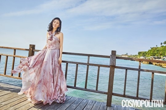 组图：秋瓷炫婚礼后巴厘岛拍写真 海边展柔美风情