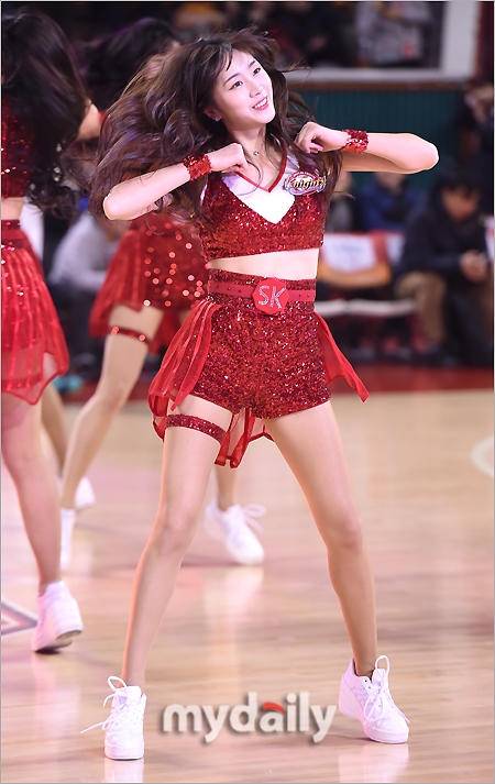 学生体育馆举行的职业篮球比赛上,青春靓丽的啦啦队女郎们表演热舞,将