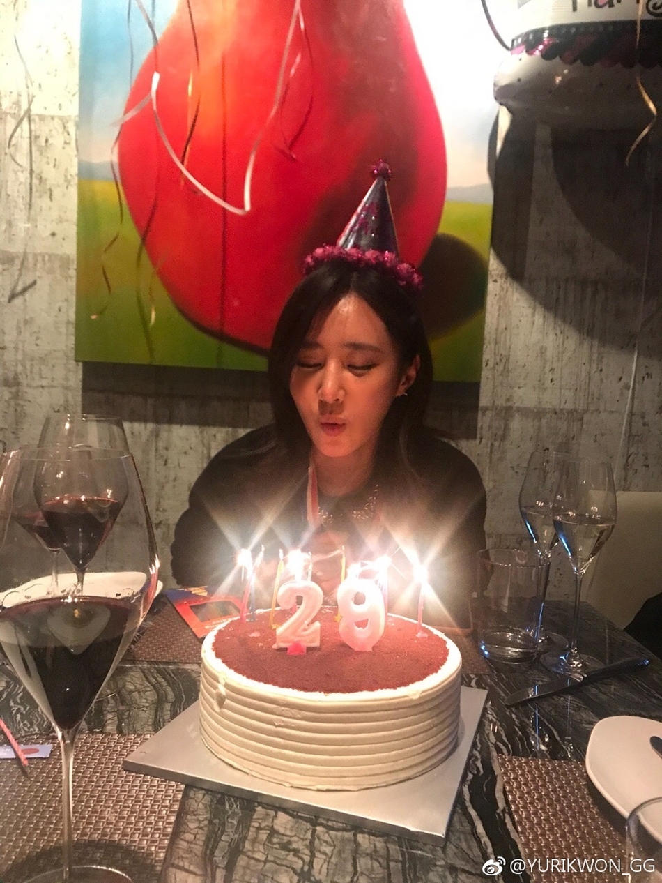 组图:少女时代yuri庆祝29岁生日 戴圣诞帽开心捧蛋糕