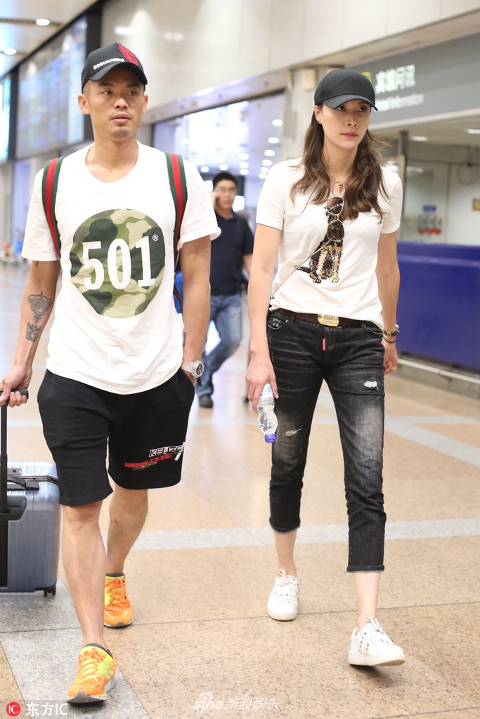组图:谢杏芳高挑健美机场走秀似超模 林丹背包提行李实力宠妻