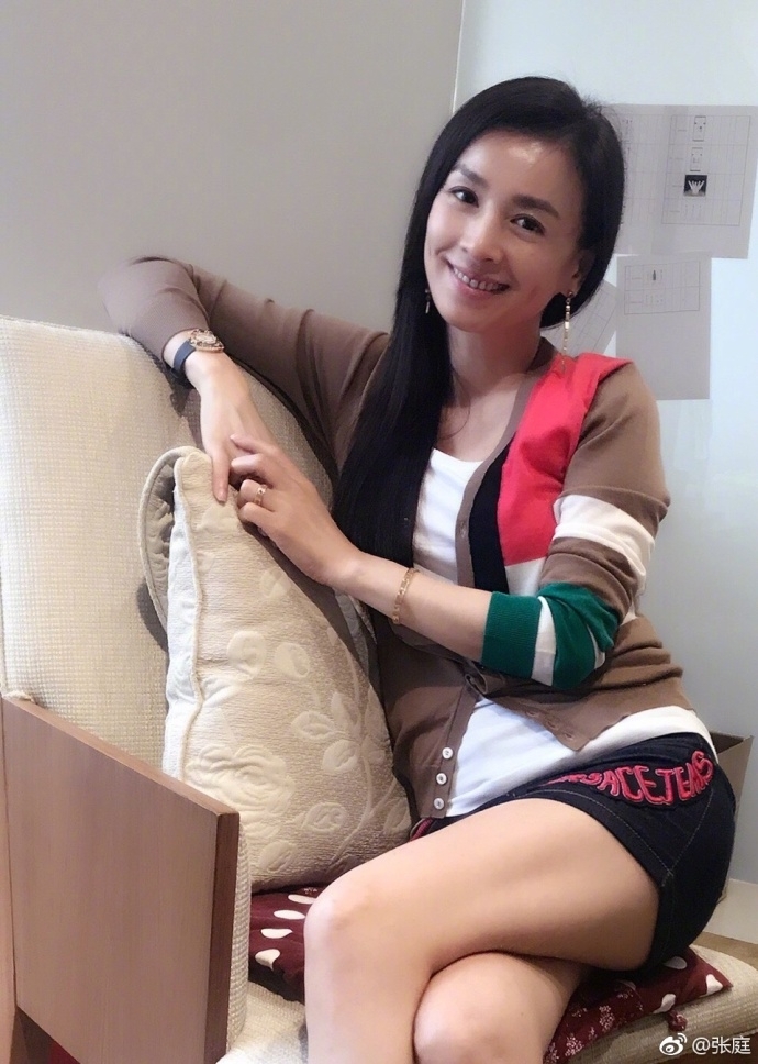 组图:47岁张庭穿超短裙秀长腿 酒窝迷人风采不减当年