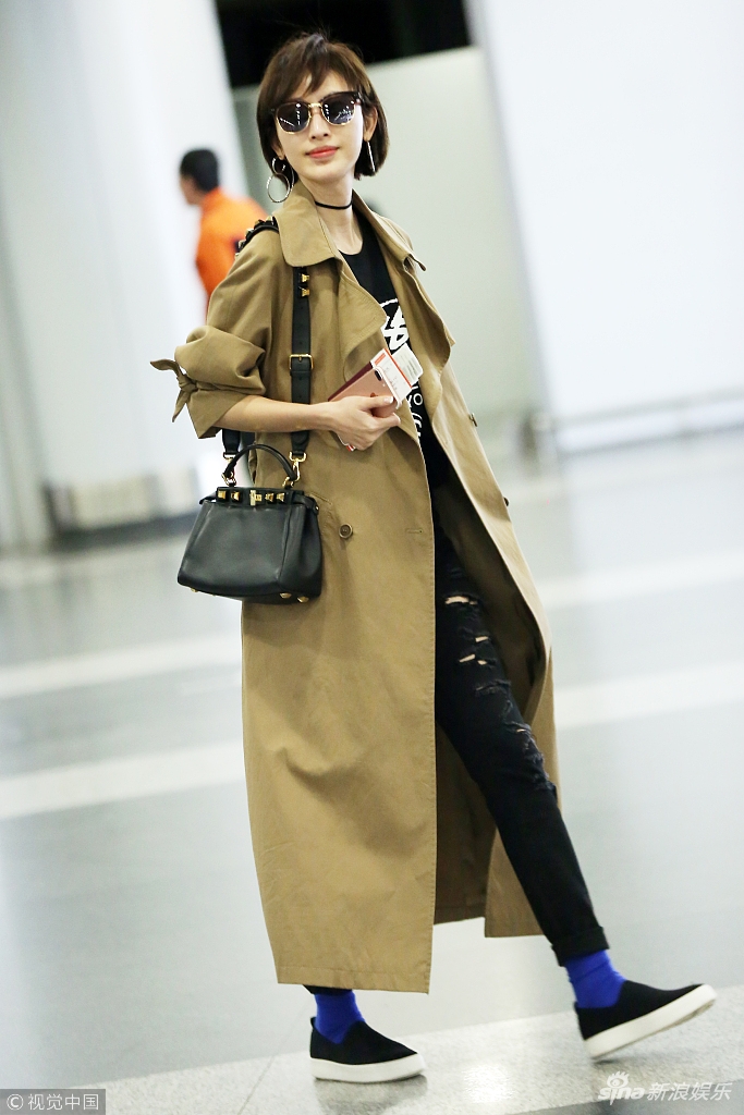 组图:张俪穿长款长风衣秀铅笔腿 面无表情酷劲足
