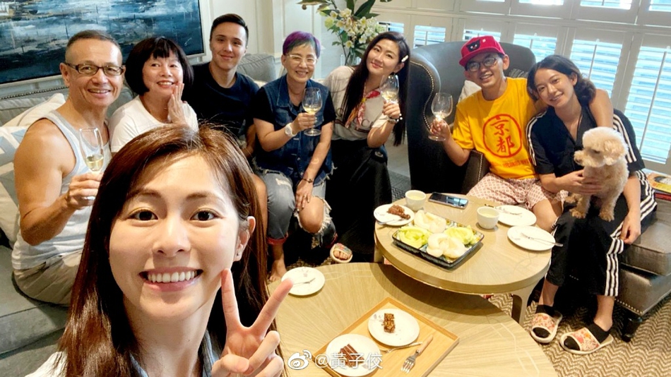黄子佼携孟耿如与Selina一家聚会 搂妻子肩膀灿笑超恩爱