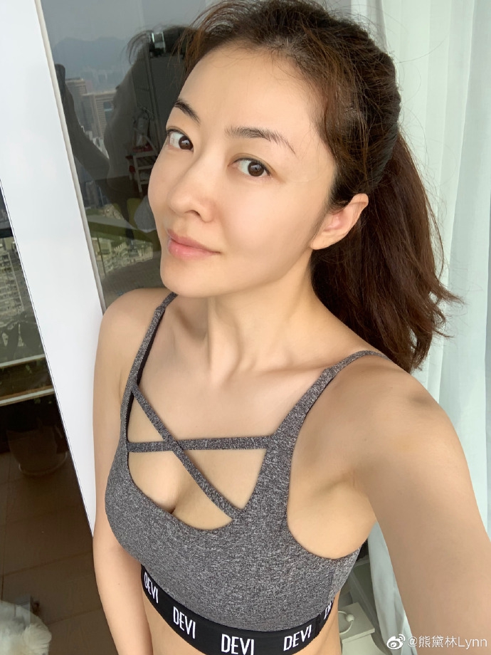 「奇趣网」熊黛林家中健身香汗淋漓秀纤腰 素颜出镜气色状态佳