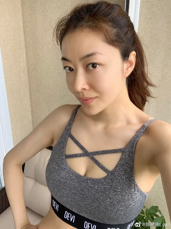 「奇趣网」熊黛林家中健身香汗淋漓秀纤腰 素颜出镜气色状态佳
