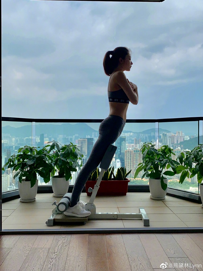 「奇趣网」熊黛林家中健身香汗淋漓秀纤腰 素颜出镜气色状态佳