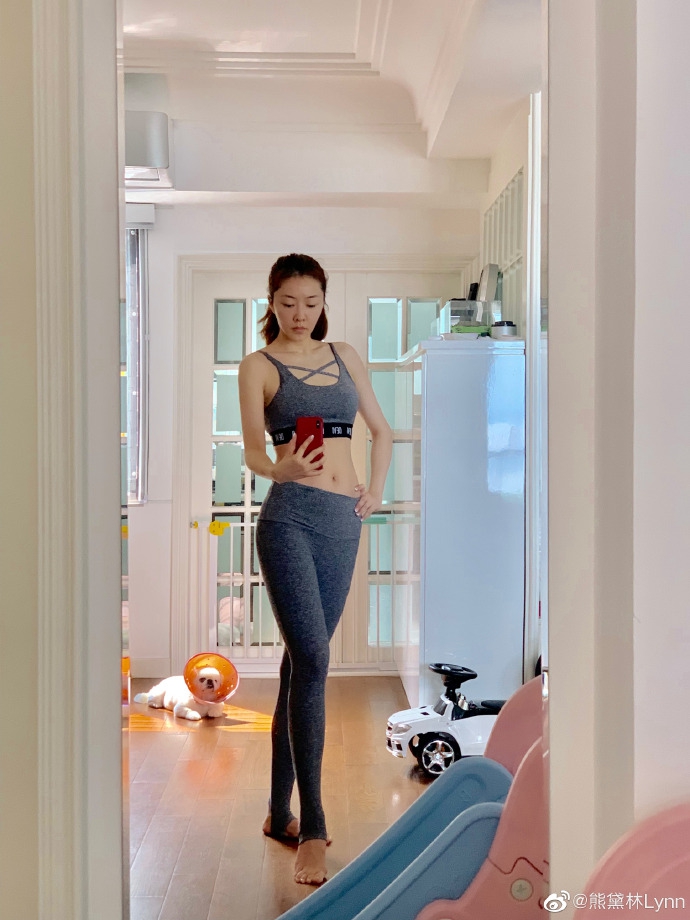 「奇趣网」熊黛林家中健身香汗淋漓秀纤腰 素颜出镜气色状态佳