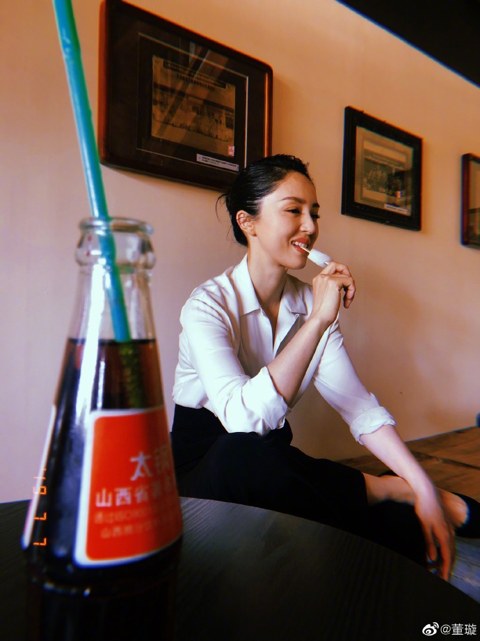 「奇趣网」董璇白衬衫搭黑长裤满满职业范儿 吃冰棍喝汽水又甜又A
