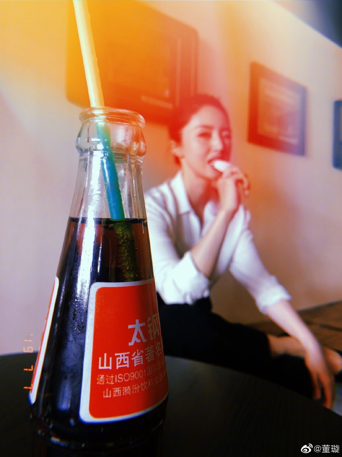 「奇趣网」董璇白衬衫搭黑长裤满满职业范儿 吃冰棍喝汽水又甜又A