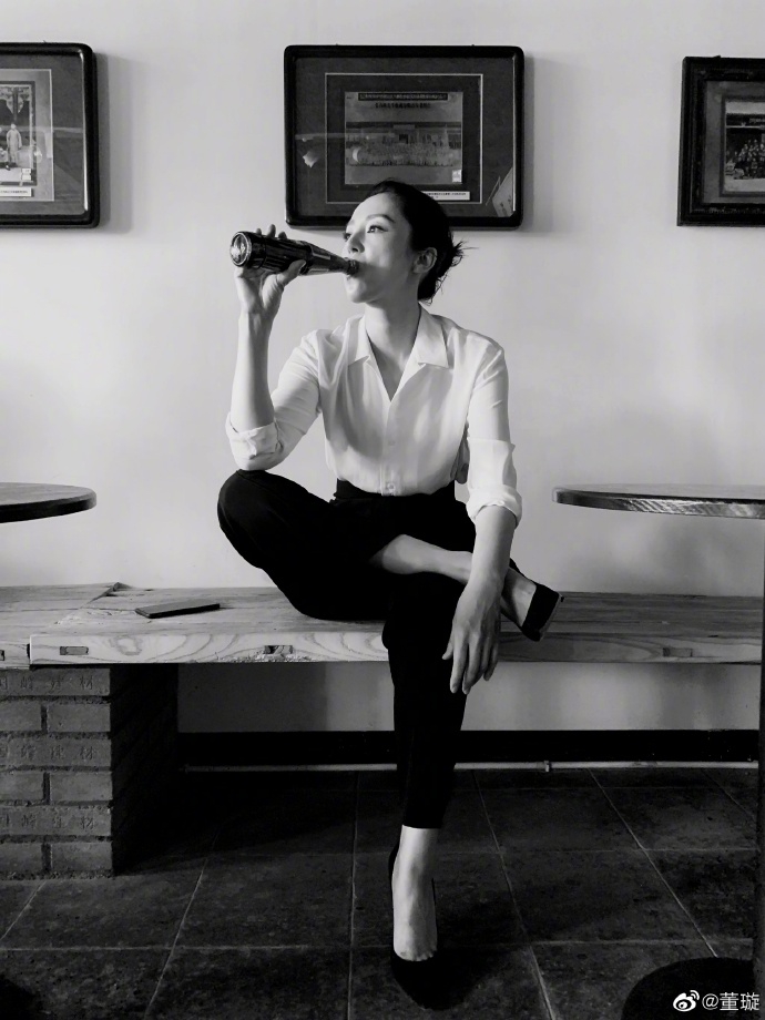 「奇趣网」董璇白衬衫搭黑长裤满满职业范儿 吃冰棍喝汽水又甜又A