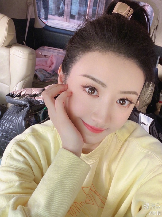 组图:景甜绿洲晒存货自拍营业 淡黄卫衣高马尾青春洋溢