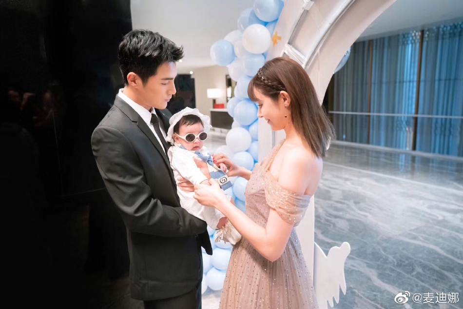 [奇趣网]姜潮麦迪娜为儿子办百日宴 丹尼尔带墨镜萌态十足