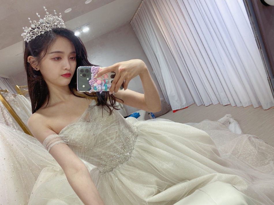 麻生希穿婚纱_鞠婧祎穿婚纱的照片
