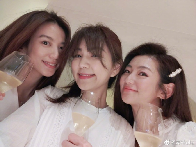 组图 she为ella庆生 三人默契穿团服开心举杯亲密贴脸合影