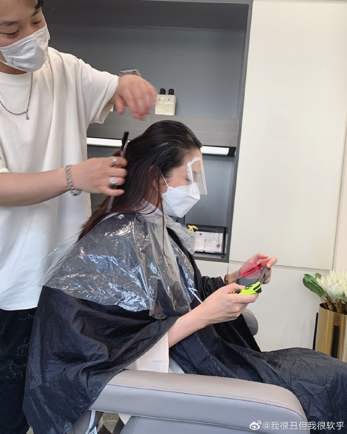 原创：张子萱做好防护去做头发，效果相当满意，少女感十足