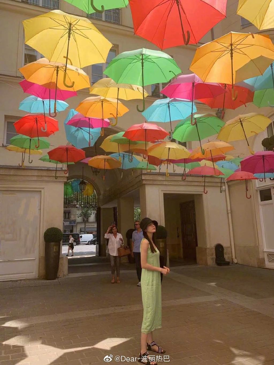 [奇趣网]“游客巴”晒度假美照 穿印花长裙双手比V搞怪十足