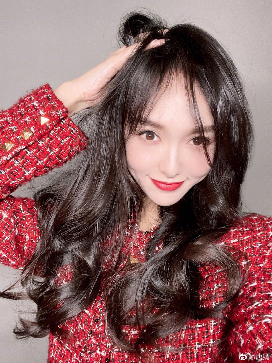 2 / 19 新浪娱乐讯 2月12日,唐嫣在微博晒出18宫格自拍照庆祝新年,她