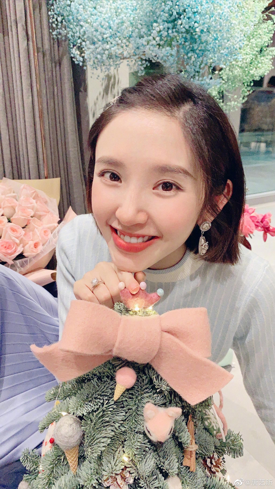 【奇趣网】唐艺昕晒美照庆生笑容甜美 无名指戴超大钻戒亮闪闪