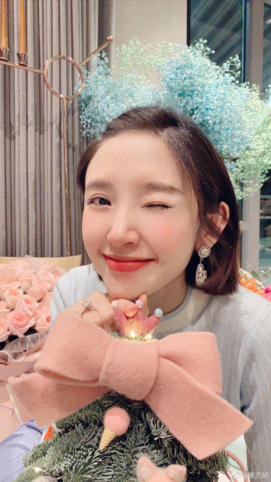 【奇趣网】唐艺昕晒美照庆生笑容甜美 无名指戴超大钻戒亮闪闪