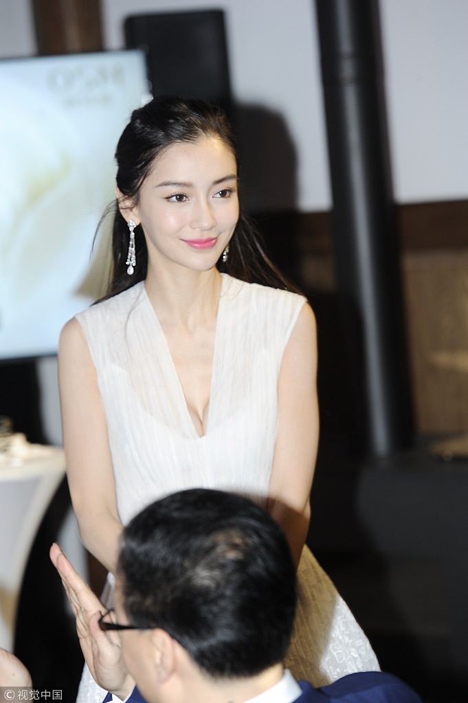 Angelababy深v泳衣,Angelababy深v泳衣 组图:angelababy白色深v长裙 身材热辣秀美胸_高清