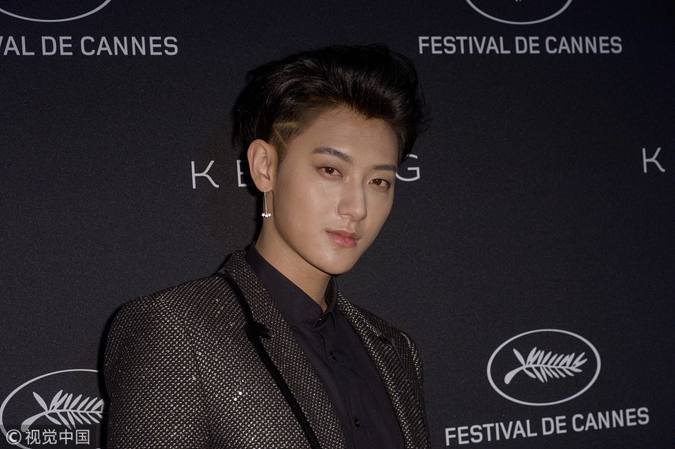 组图:黄子韬戛纳电影节参加品牌晚宴 西装笔挺