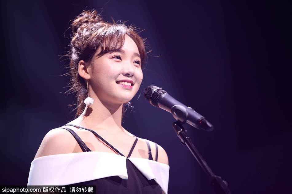 组图:创造101吕小雨成人礼 秒变包子脸狂卖萌