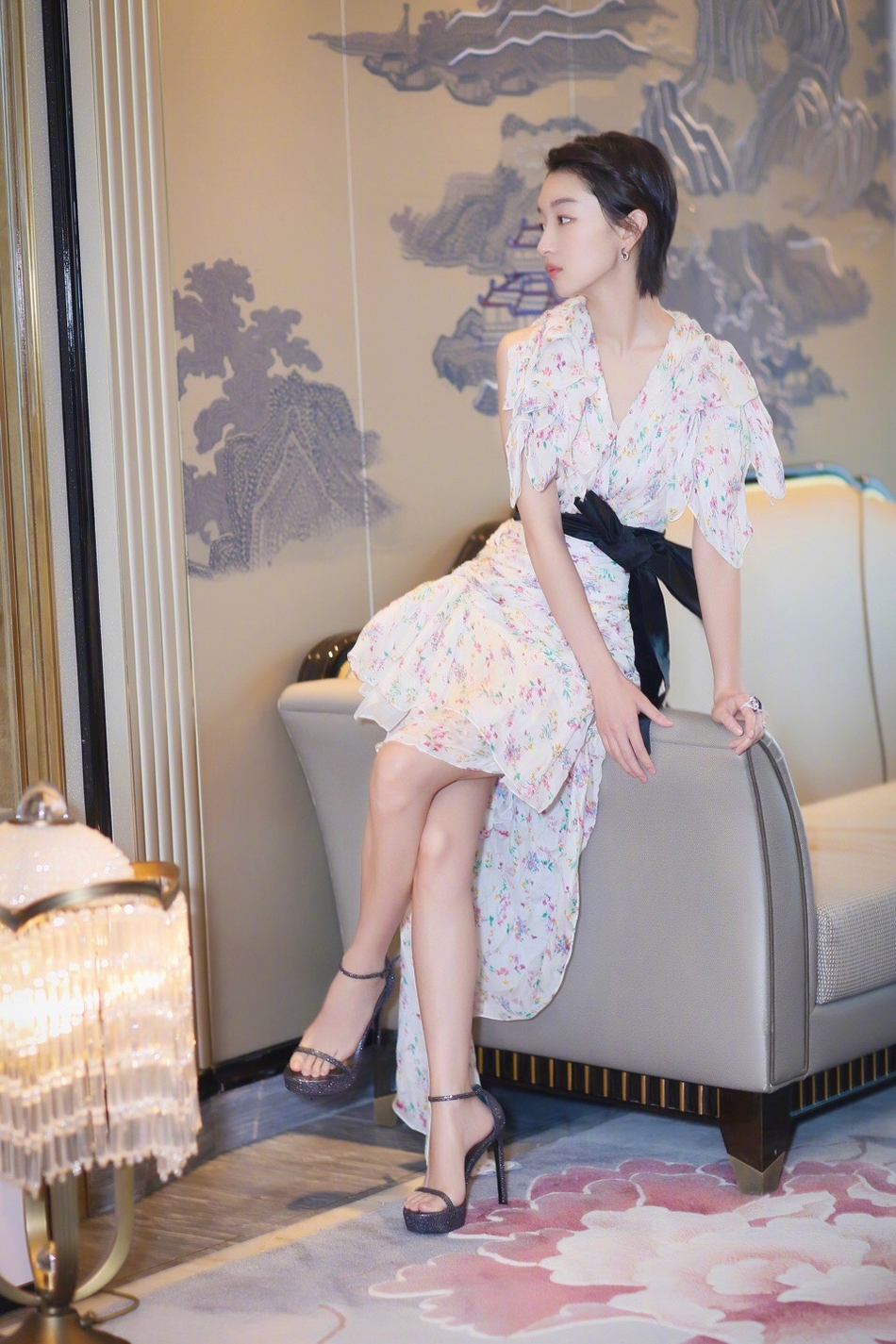 新浪娱乐讯 6月23日,第二届#金砖国家电影节#(中国、巴西、俄罗斯、印度、南非)在中国成都启幕。开幕式上,陆川、周冬雨、韩庚、李宇春、董子健代表中国电影人,上台推介10部熊猫奖入围影片,并向五国代表赠送礼物。