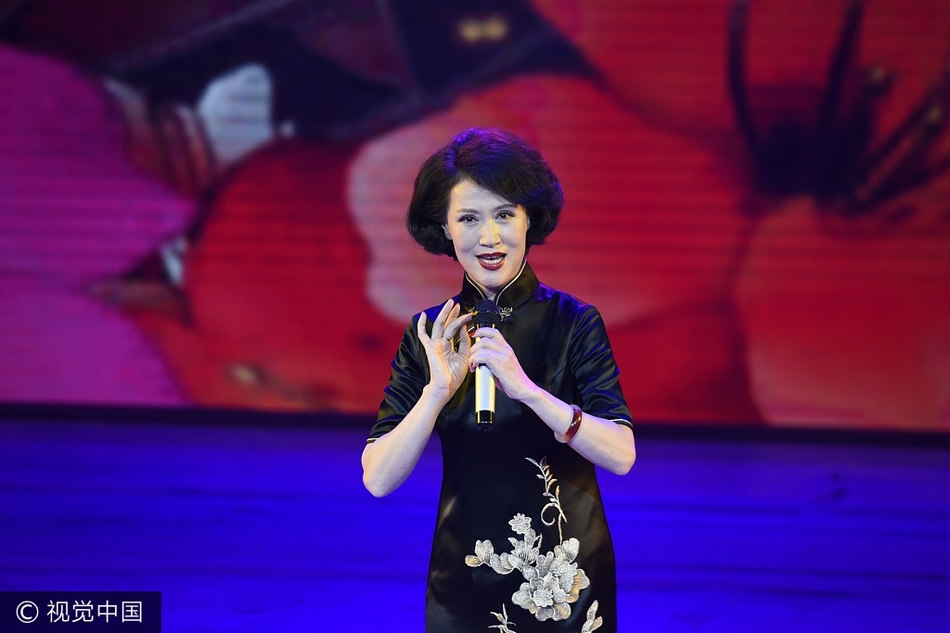 高清套图:55岁京剧艺术家于兰金鸡登台表演 黑旗袍气质佳
