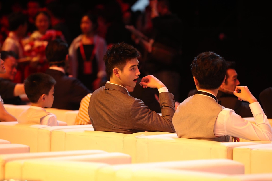 【奇趣网】迷妹墙头都在这！王俊凯易烊千玺刘昊然陈飞宇合体亮相