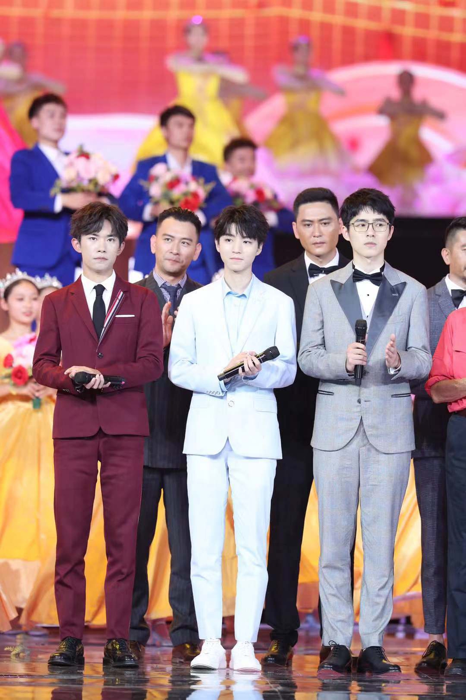 【奇趣网】迷妹墙头都在这！王俊凯易烊千玺刘昊然陈飞宇合体亮相