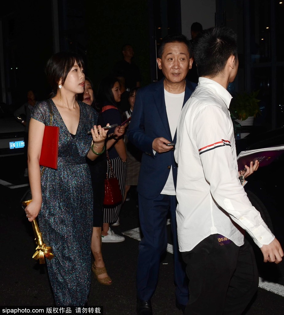 :梁天现身停车场助理伸手挡拍照 女儿梁小凉紧