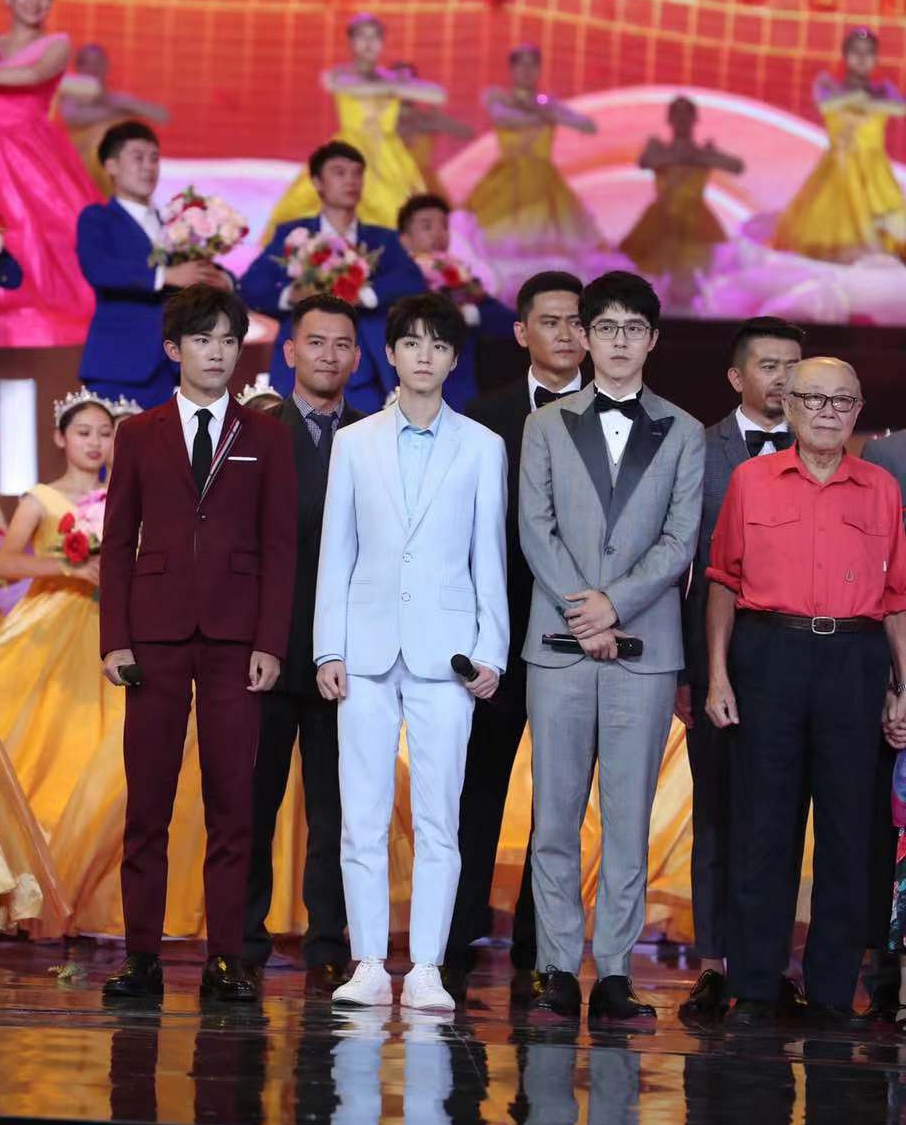 【奇趣网】迷妹墙头都在这！王俊凯易烊千玺刘昊然陈飞宇合体亮相