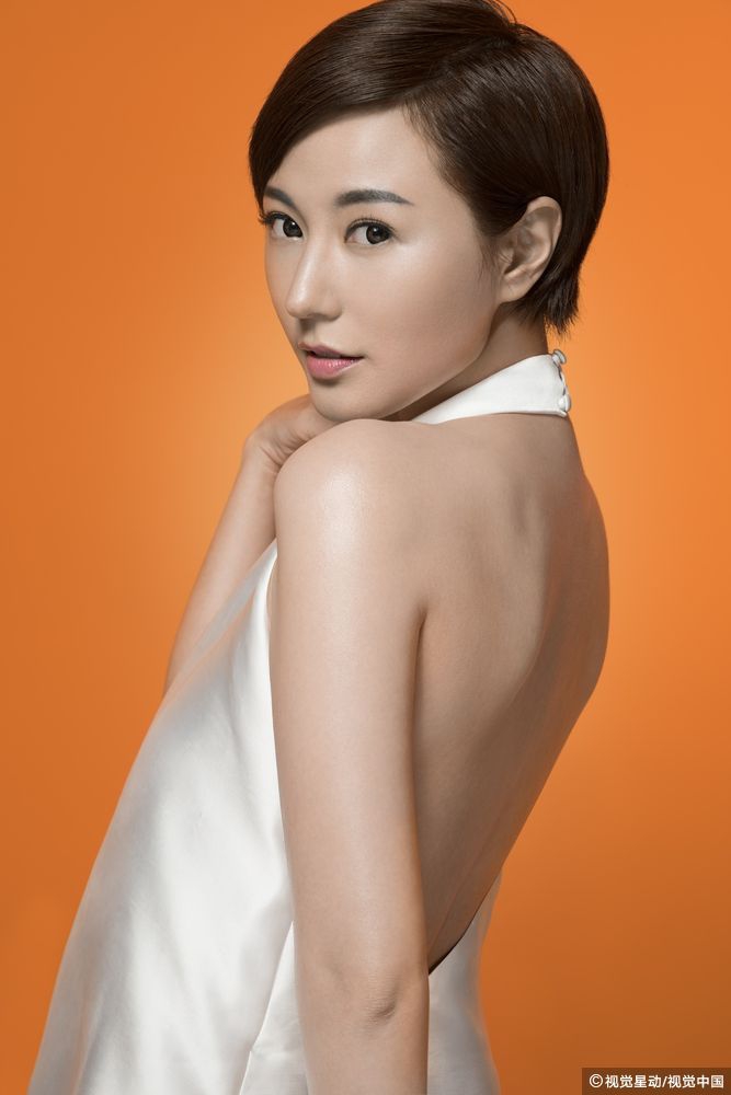 组图:刘心悠搭港姐女运动员拍写真 白色连衣短裙露美腿