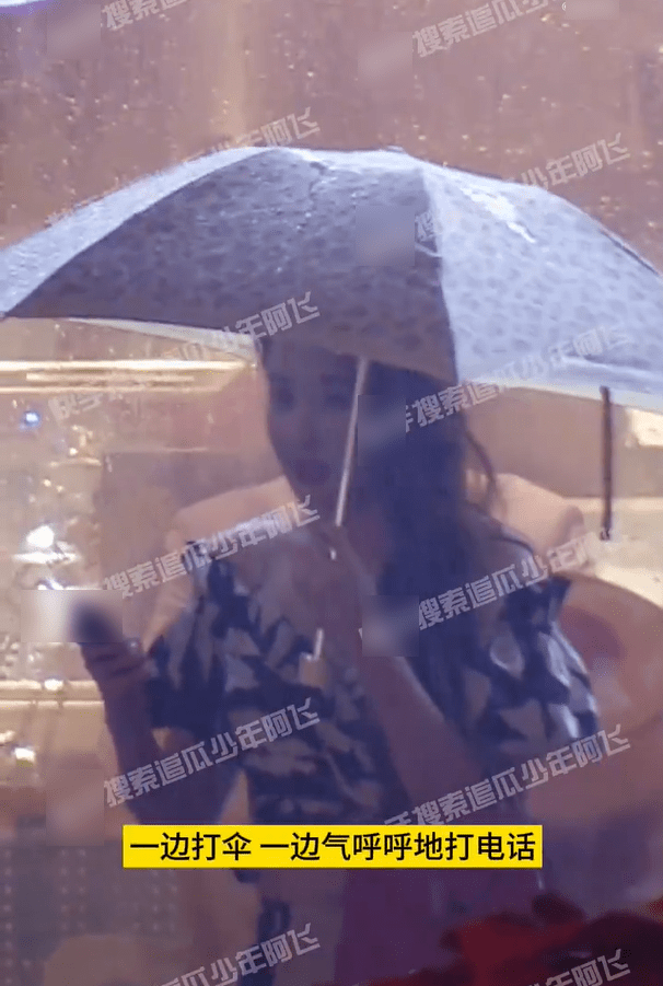 刘亦菲《玫瑰故事》路透 雨中撑伞打电话氛围感十足