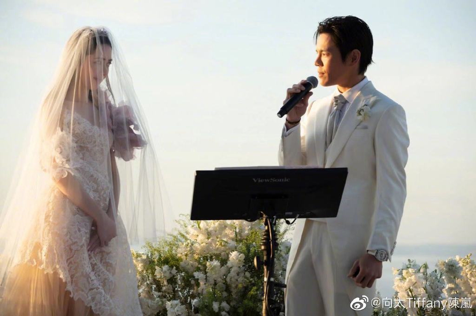 「奇趣网」向佐郭碧婷婚礼现场照曝光 甜蜜灿笑幸福温馨