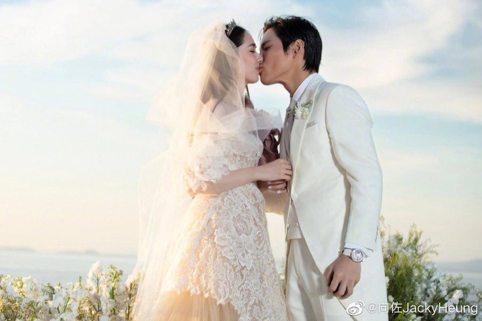 「奇趣网」向佐郭碧婷婚礼现场照曝光 甜蜜灿笑幸福温馨