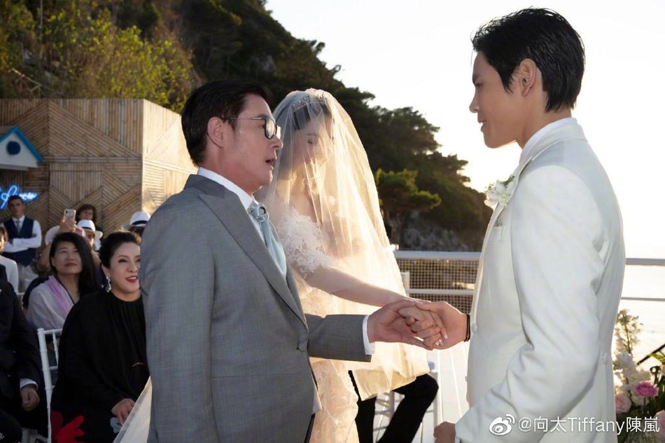 「奇趣网」向佐郭碧婷婚礼现场照曝光 甜蜜灿笑幸福温馨