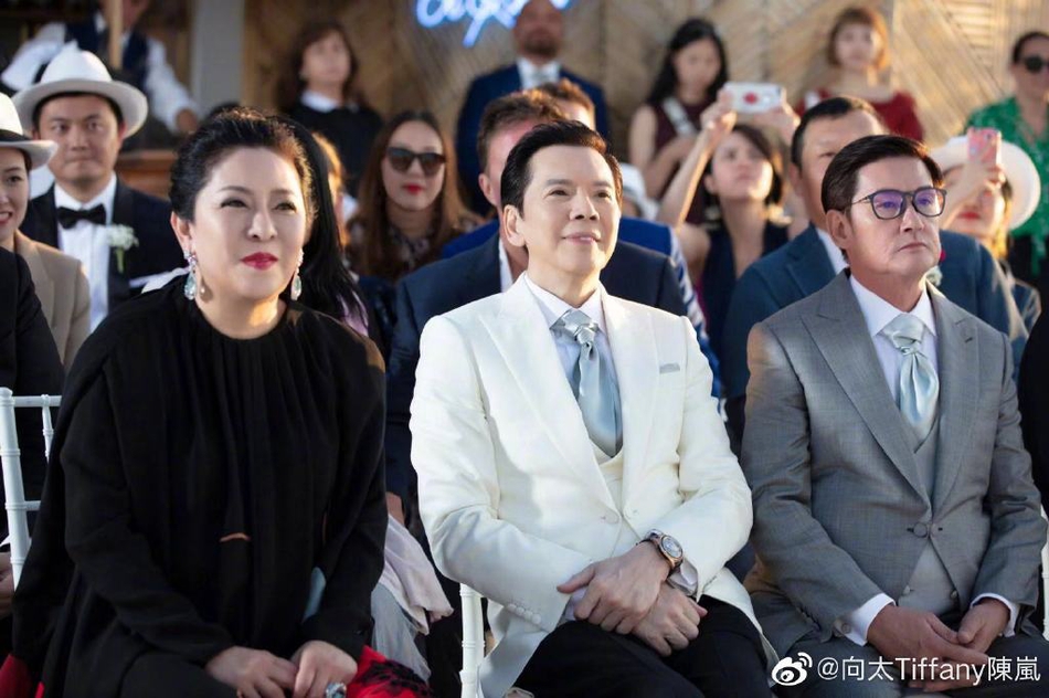 「奇趣网」向佐郭碧婷婚礼现场照曝光 甜蜜灿笑幸福温馨