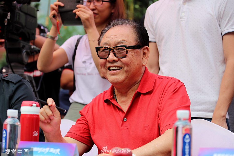 组图：师徒同框！"唐僧"徐少华与"八戒"马德华合体观战猴王争霸
