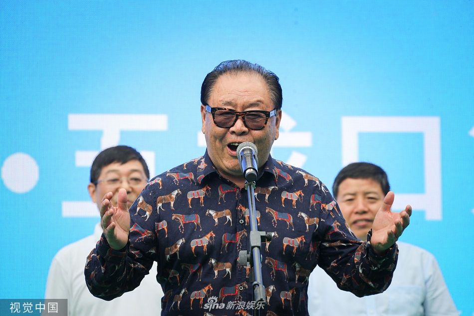组图：师徒同框！"唐僧"徐少华与"八戒"马德华合体观战猴王争霸