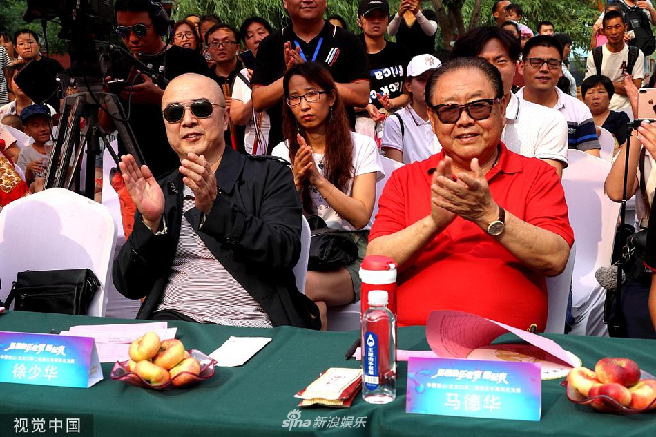 组图：师徒同框！"唐僧"徐少华与"八戒"马德华合体观战猴王争霸