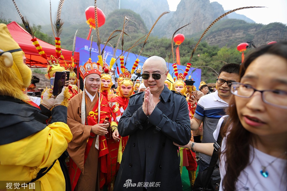 组图：师徒同框！"唐僧"徐少华与"八戒"马德华合体观战猴王争霸