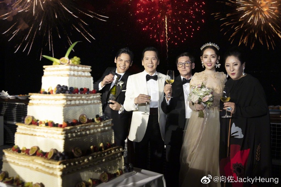 「奇趣网」向佐郭碧婷婚礼现场照曝光 甜蜜灿笑幸福温馨