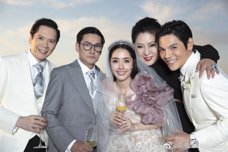 「奇趣网」向佐郭碧婷婚礼现场照曝光 甜蜜灿笑幸福温馨